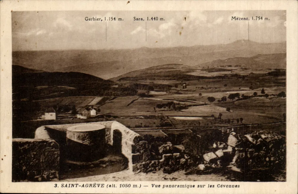 Saint-Agrève (alt. 1050 m.) — Panoramablick auf die Cévennes - Vorderseite