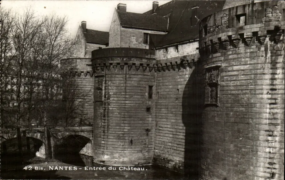 NANTES — Entrada do Castelo — Edição de Luxo A. DELA VOUE, n° 42 Bis - Frente