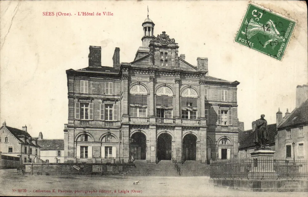 Sées (Orne) - O Hotel de Ville — Coleção E. Pasquis, fotógrafo editor, em Laigle (Orne), n° 2070 - Frente