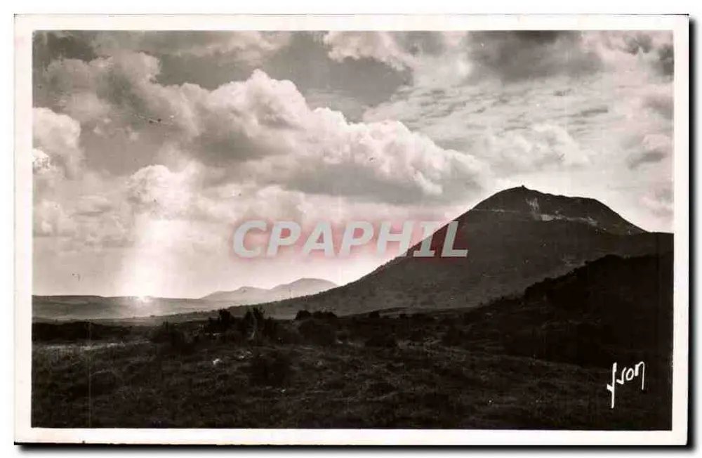 Le Puy-de-Dôme — environ Clermont-Ferrand — Éditions d'Art, Paris - Recto