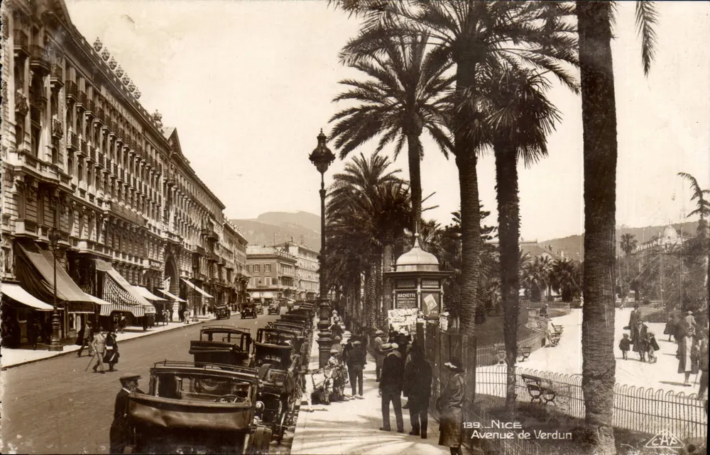Nice - Avenue de Verdun — vue de la promenade bordée de palmiers — éditeur L'AP, n° 139 - Frente