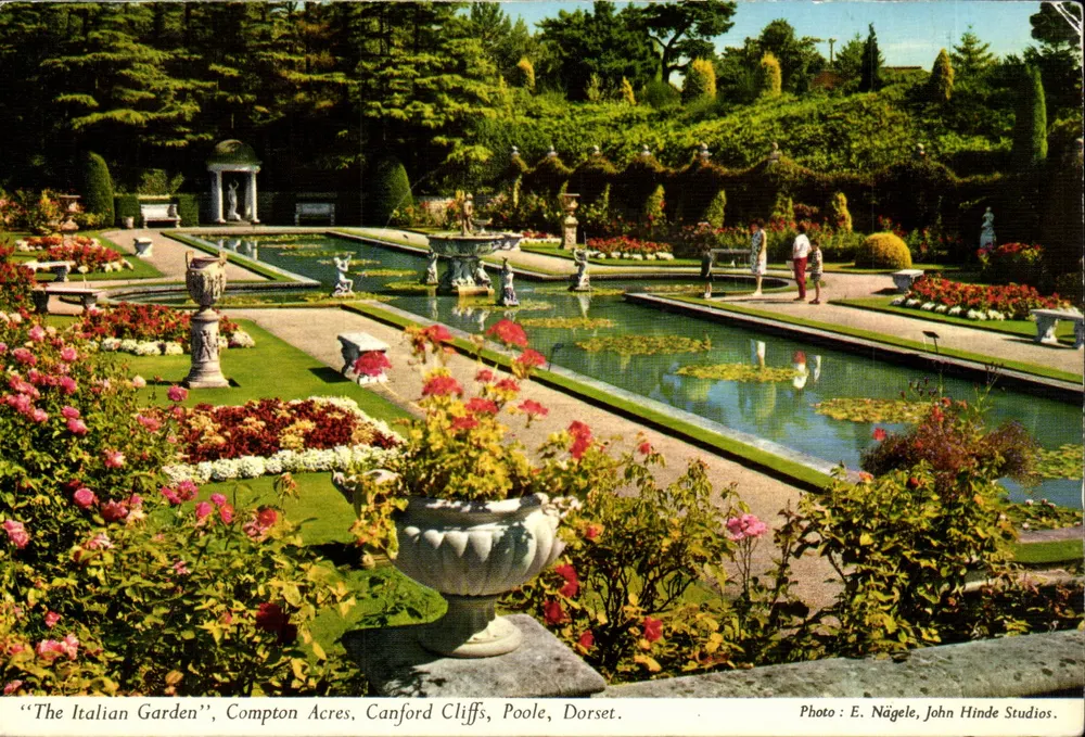 Der italienische Garten — Compton Acres, Canford Cliffs, Poole, Dorset — Foto: E. Nägele, John Hinde Studios - Vorderseite
