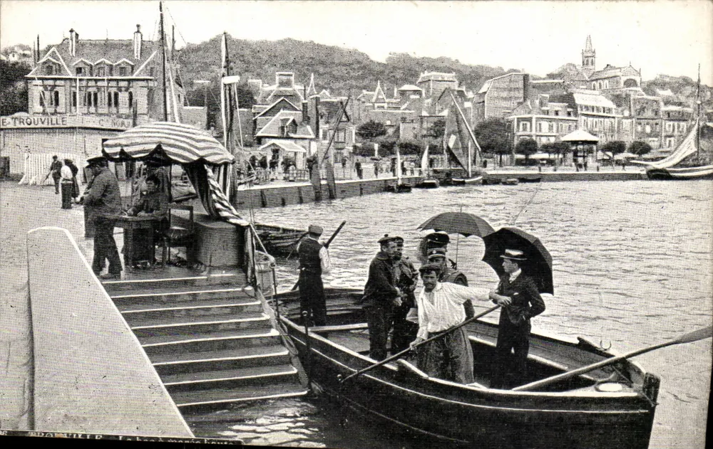 Ansicht des Hafens von Trouville — Boot und Promenade — Verleger AQUILA PHOTO - Vorderseite