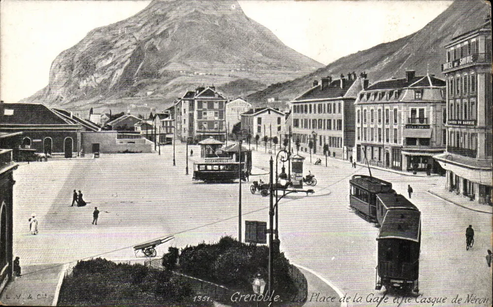 Grenoble — Der Bahnhofsplatz und der Helm Neros — L.V. & Cie - Vorderseite