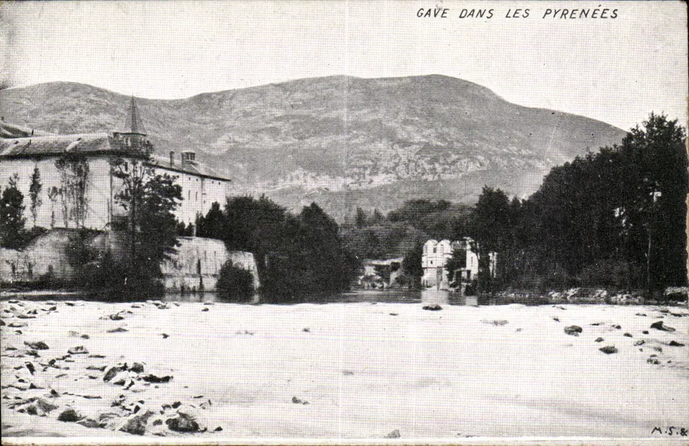 Gave nas Pirineus — vista da rio e de um edifício — editor M.S.R. - Frente