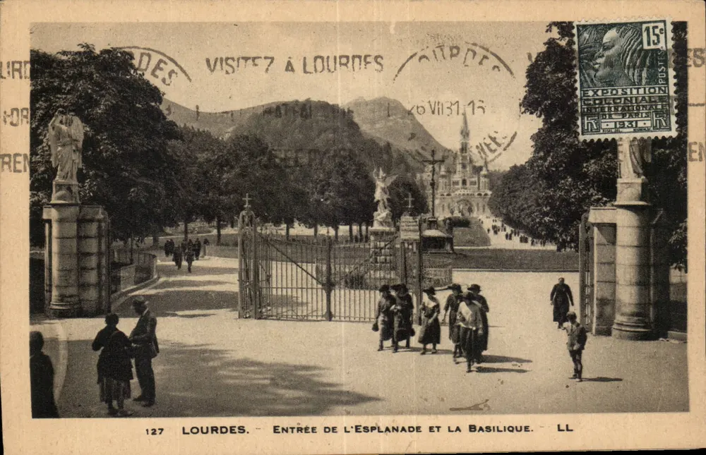 Lourdes — Entrada da Esplanada e a Basílica — LL, n°127 - Frente