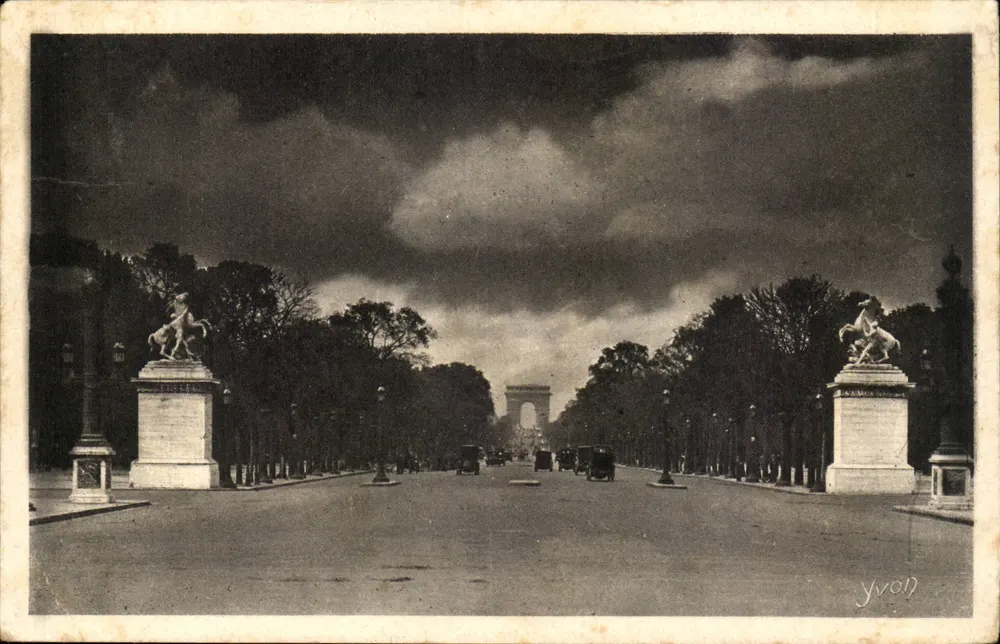 Avenida dos Campos Elísios — Arco do Triunfo — Yvon - Frente