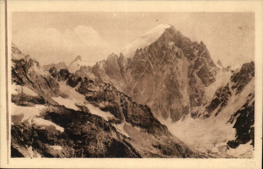 Visão das montanhas nevadas do Plaurent — editor não visível - Frente