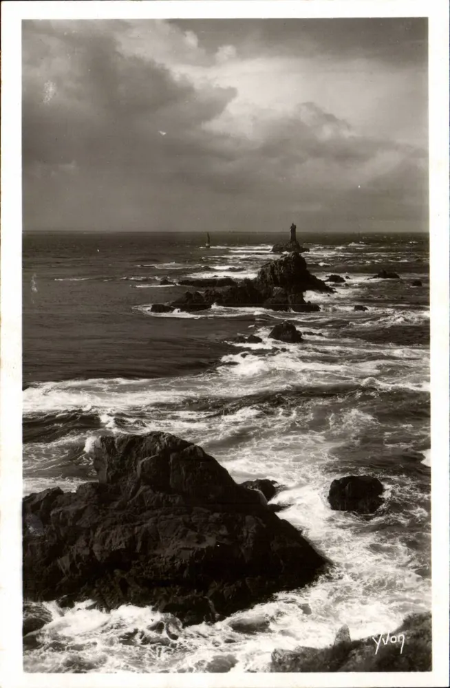 Ponta do Raz (Finistère) — Rochas prolongando o promontório do Raz — Yvong - Frente