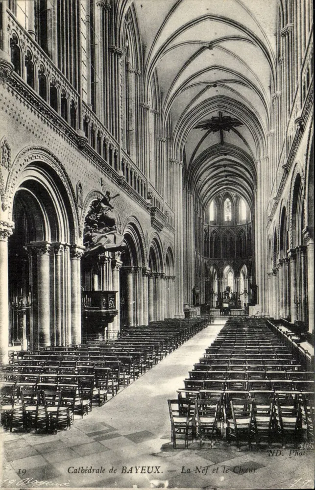 Catedral de BAYEUX — A Nave e o Coro — ND. Fot. 19 - Frente