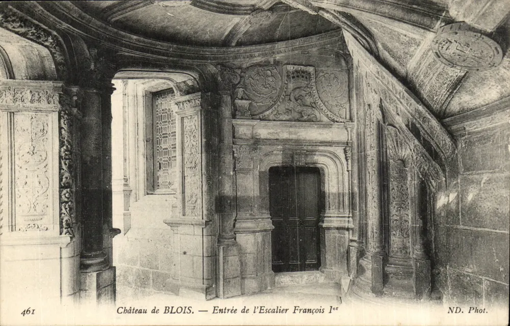 Schloss BLOIS — Eingang zur Treppe von François I. - Vorderseite