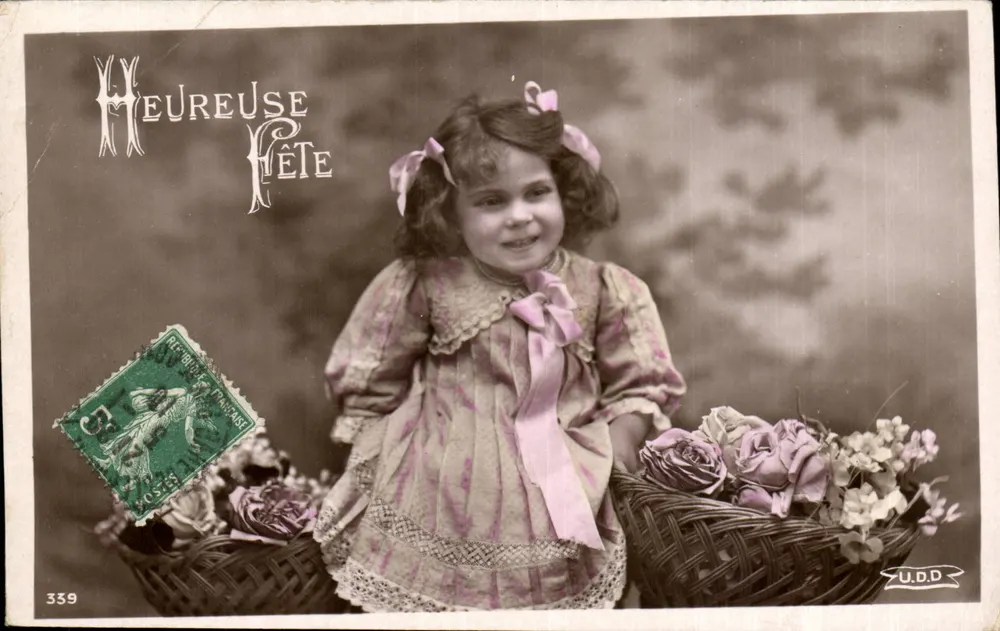 Lächelnde Mädchen mit Blumenkorb — Frohe Feier — U.D.D. n°339 - Vorderseite