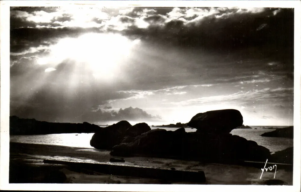 Trégastel (C.-du-N.) — Pôr do sol na praia — Edições de Arte 'YVON', Paris - Frente