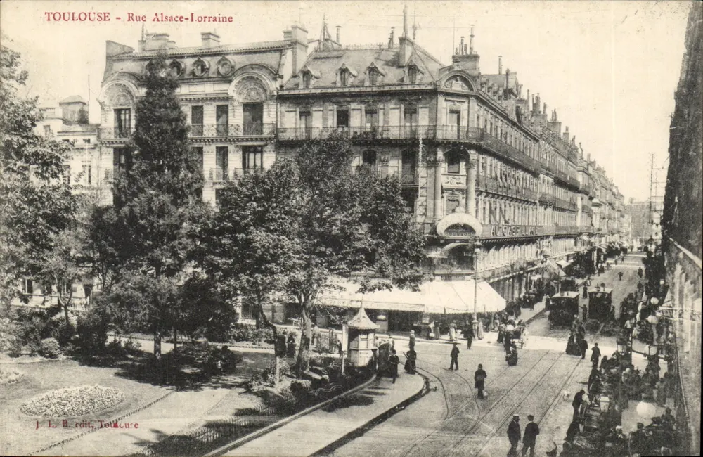 Toulouse - Rua Alsace-Lorraine — vista da rua com trêm e edifícios — J. L. B. editor Toulouse - Frente