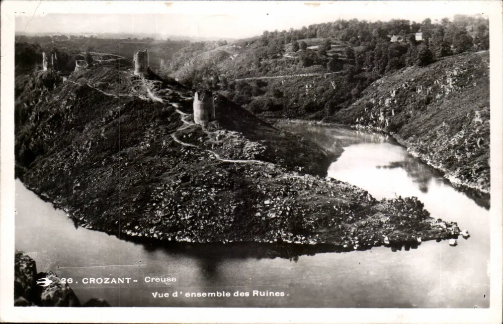 CROZANT - Creuse — Vista geral das Ruínas — n°26 - Frente