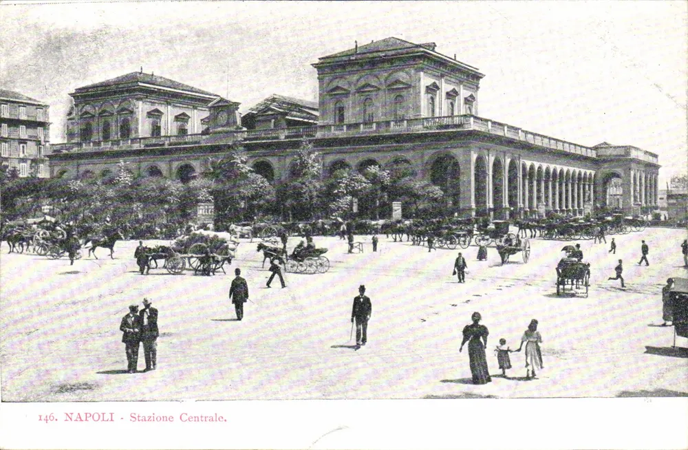 NAPOLI - Hauptbahnhof — Ansicht des Bahnhofs mit Kutschen — n° 146 - Vorderseite