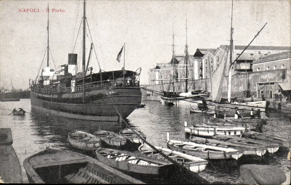 NAPOLI - Der Hafen — Ansicht des Hafens mit einem Dampfer und Booten — Verlag R&C - Vorderseite