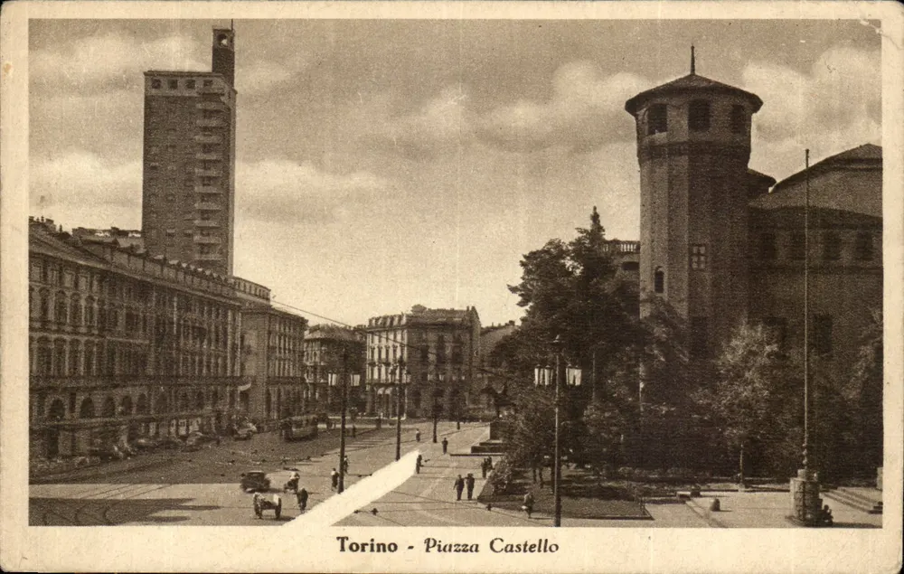 Turin - Piazza Castello — Ansicht der Plaza mit der Turm des Schlosses und einem modernen Gebäude — unbekannter Verlag - Vorderseite