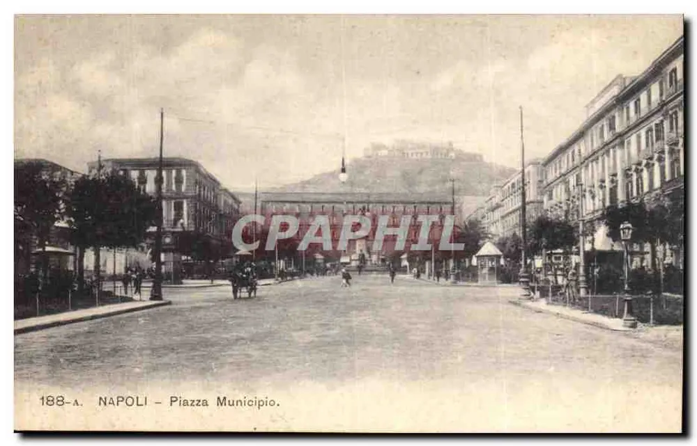 NAPOLI - Piazza Municipio — Ansicht der Piazza mit dem Vesuv im Hintergrund — Verlag Editori Trampeci e Migliaccio, Nr. 188-A - Vorderseite