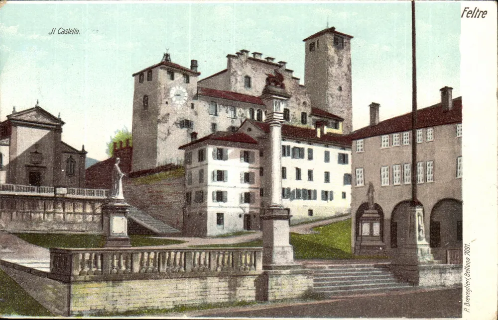 Castello di Feltrè — vista do castelo e da praça — P. Bevereglieri, Belluno 7831 - Frente