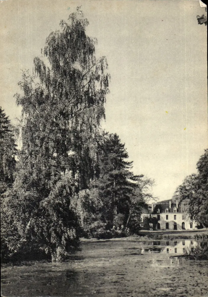 Labussière-sur-Ouche — Abtei Notre-Dame de Paix — Ansicht des Teichs und des Gebäudes - Vorderseite