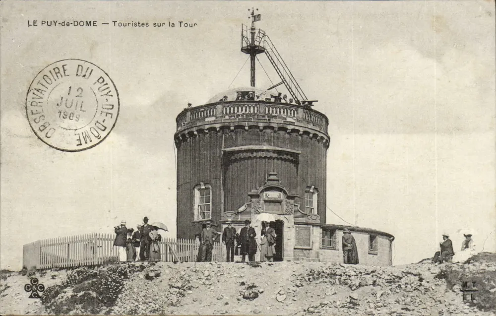 Le Puy-de-Dôme — Touristen auf der Turm — Observatorium - Vorderseite