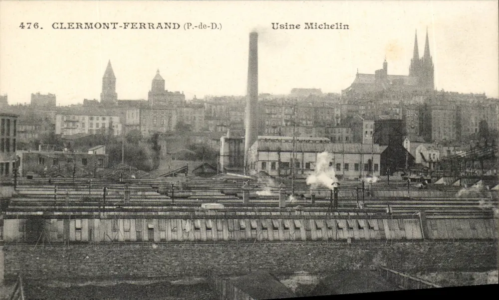 Clermont-Ferrand (P.-de-D.) — Fábrica Michelin — vista industrial con iglesia en el fondo - Anverso