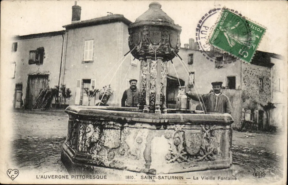 Saint-Saturnin — Die Alte Quelle — Pittoreskes Auvergne - Vorderseite