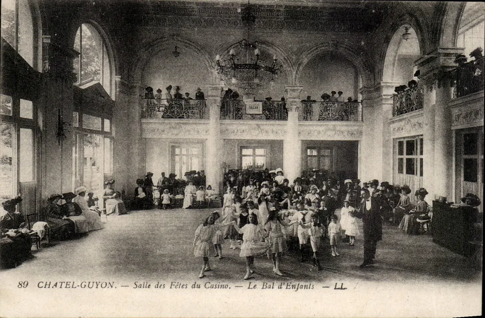 Châtel-Guyon — Saal des Kasinos — Kinderball — LL - Vorderseite