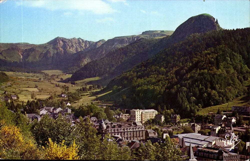 Le Mont-Dore — Allgemeiner Blick Richtung Capucin und Sancy (Höhe 1.886 m) — Verlag Elcée, Nr. 1557 - Vorderseite