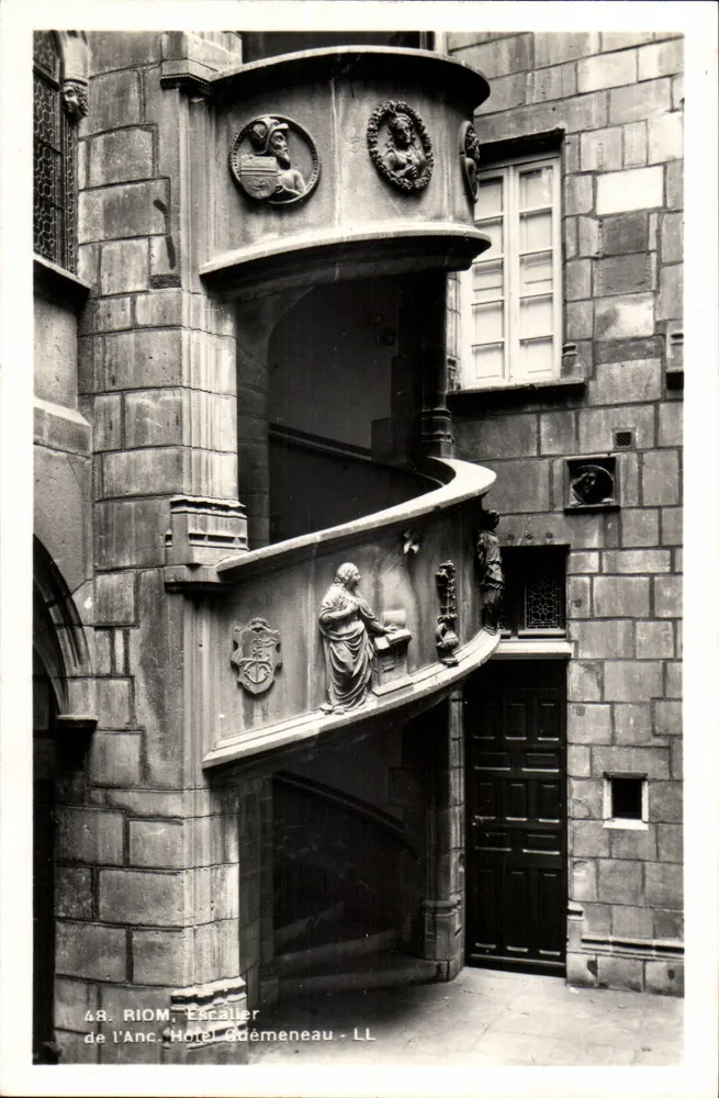 Riom, Treppenhaus des Ancien Hôtel Gdémenneau — LL, n°48 - Vorderseite