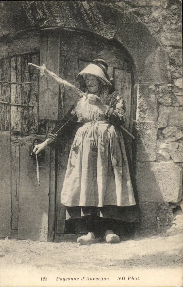 Eine Frau aus Auvergne — ND Phol. — Nr. 128 - Vorderseite