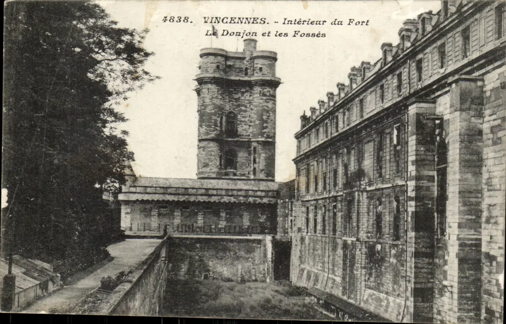 Vincennes — Innenansicht des Forts, Der Bergfried und die Gräben — anonymer Verleger, Nr. 4838 - Vorderseite
