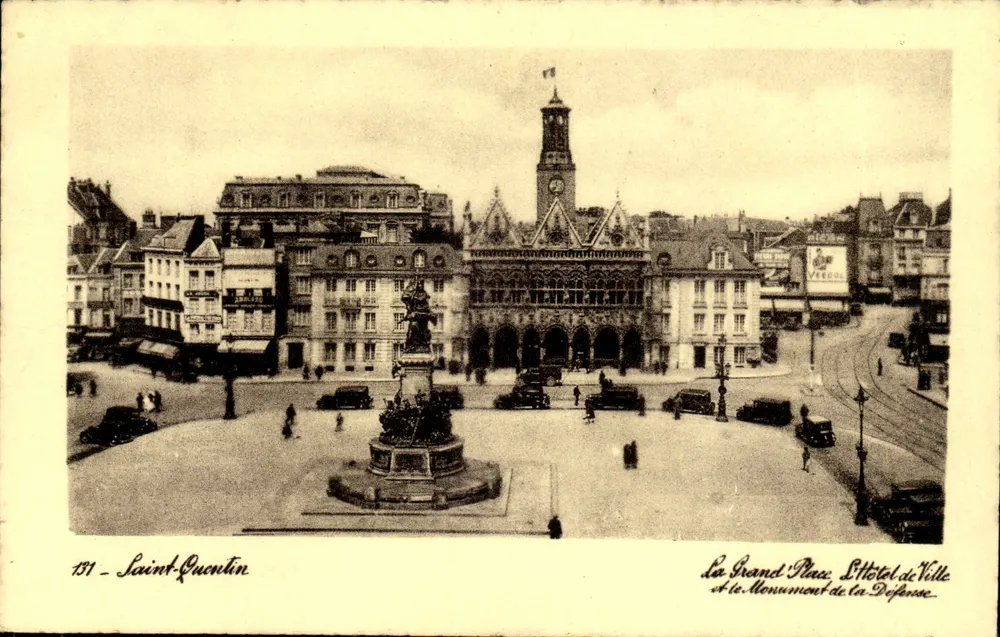 Saint-Quentin — Ansicht der Grand' Place, des Rathauses und des Denkmals der Verteidigung — Antike Ansichtskarte N°151 - Vorderseite