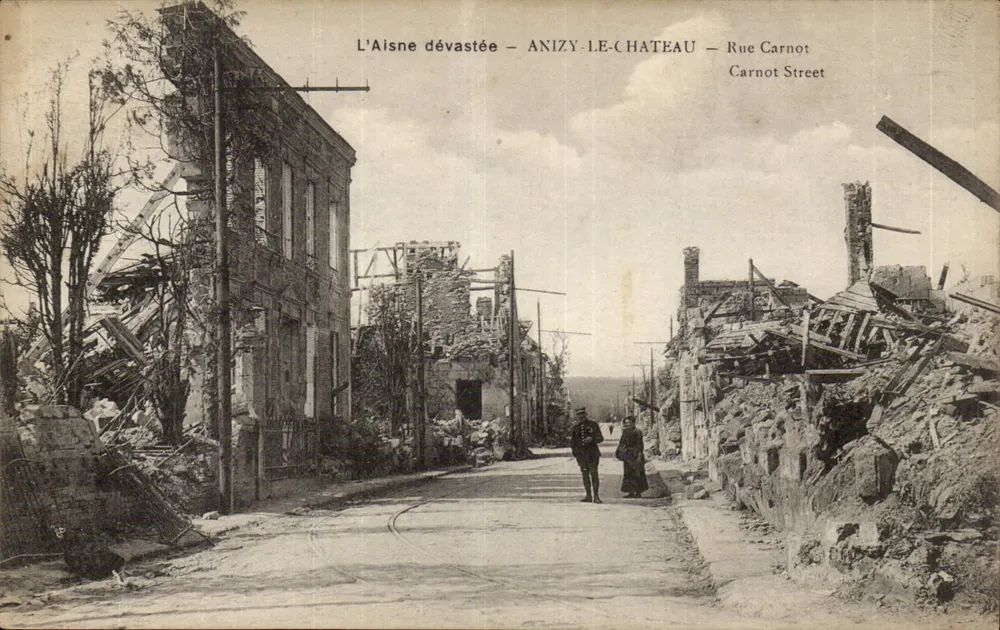 Anizy-le-Château — Rue Carnot destruída — editor H. Naugrette e H. Lessor, série não visível - Frente