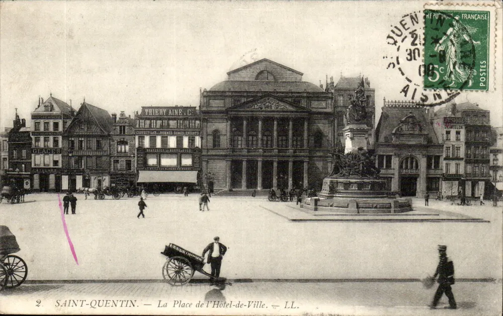 Saint-Quentin — La Place de l'Hôtel-de-Ville — LL. - Vorderseite