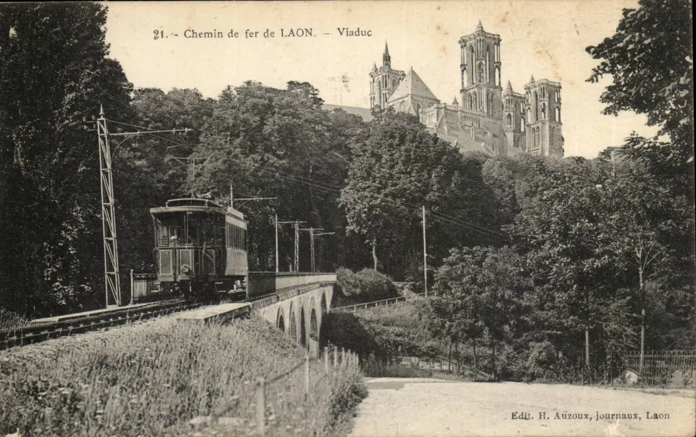Chemin de fer de LAON — Viaduc — Cathédrale de Laon en arrière-plan - Frente