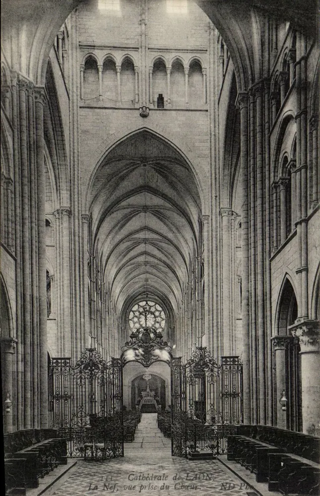 Catedral de Laon — A Nave vista tirada do Coro — ND Ph - Frente