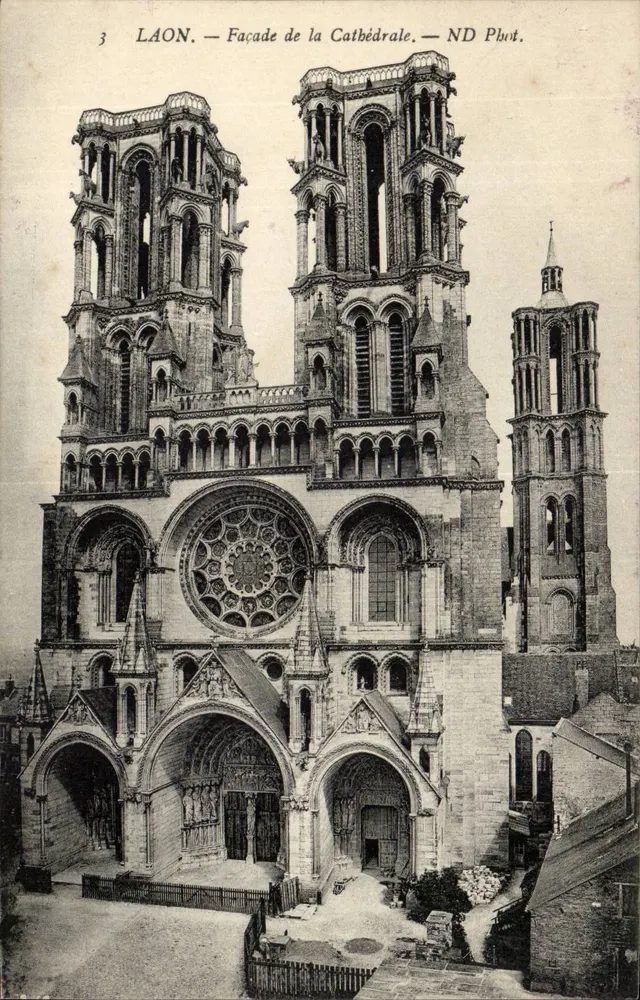 Laon — Fachada da Catedral — ND Phot. - Frente
