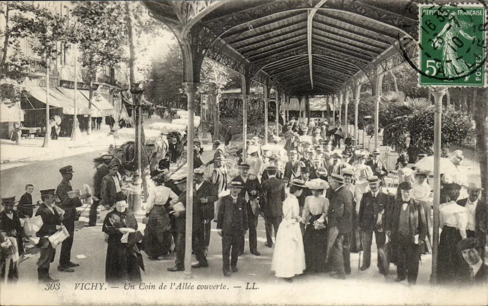 Vichy — Um Canto da Avenida Coberta — LL. n°303 - Frente