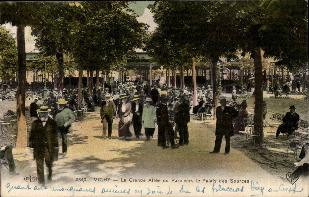 Vichy — La Grande Allée du Parc vers le Palais des Sources — V.D. n°2640 - Recto