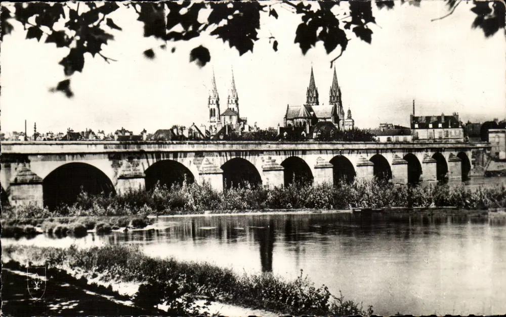 Moulins (Allier) — O Ponte Régemortes — Edições do LYS - Frente