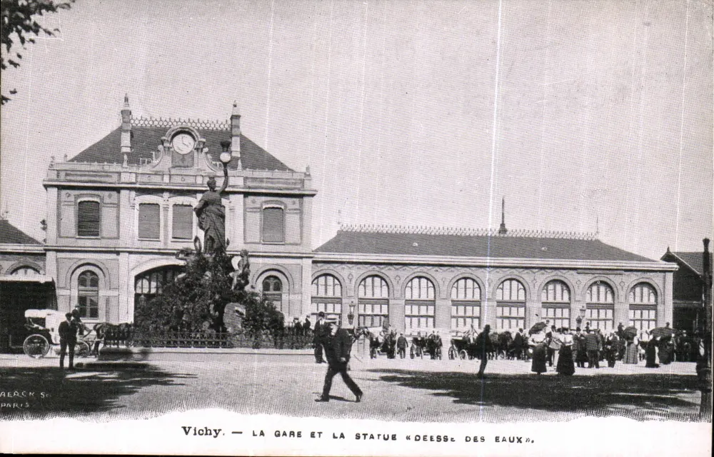 Vichy — A estação e a estátua « Deusa das Águas » — AERCK S. PARIS - Frente
