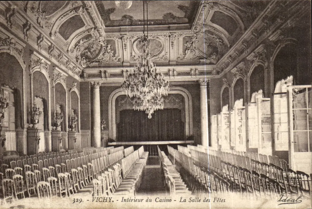Vichy — Innenraum des Casinos — La Salle des Fêtes — Verlag Ideal, n° 329 - Vorderseite