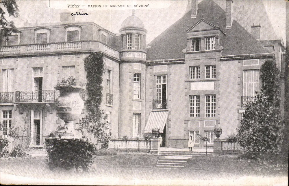 Vichy — CASA DA SENHORA DE SÉVIGNÉ — Editor STARCK PARIS - Frente