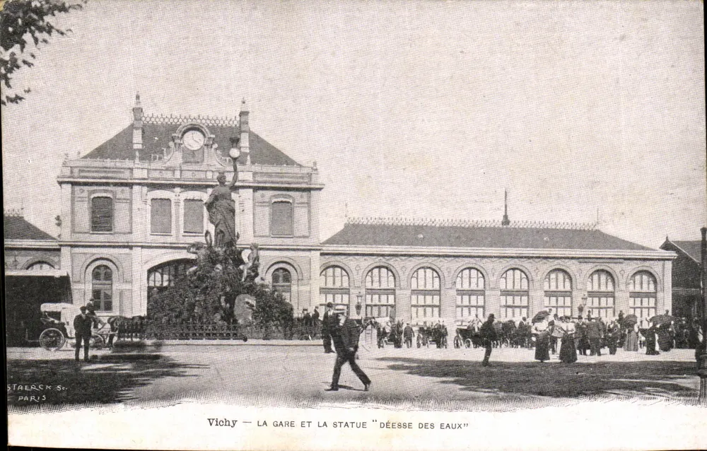 Vichy — A estação e a estátua "Deusa das Águas" - Frente