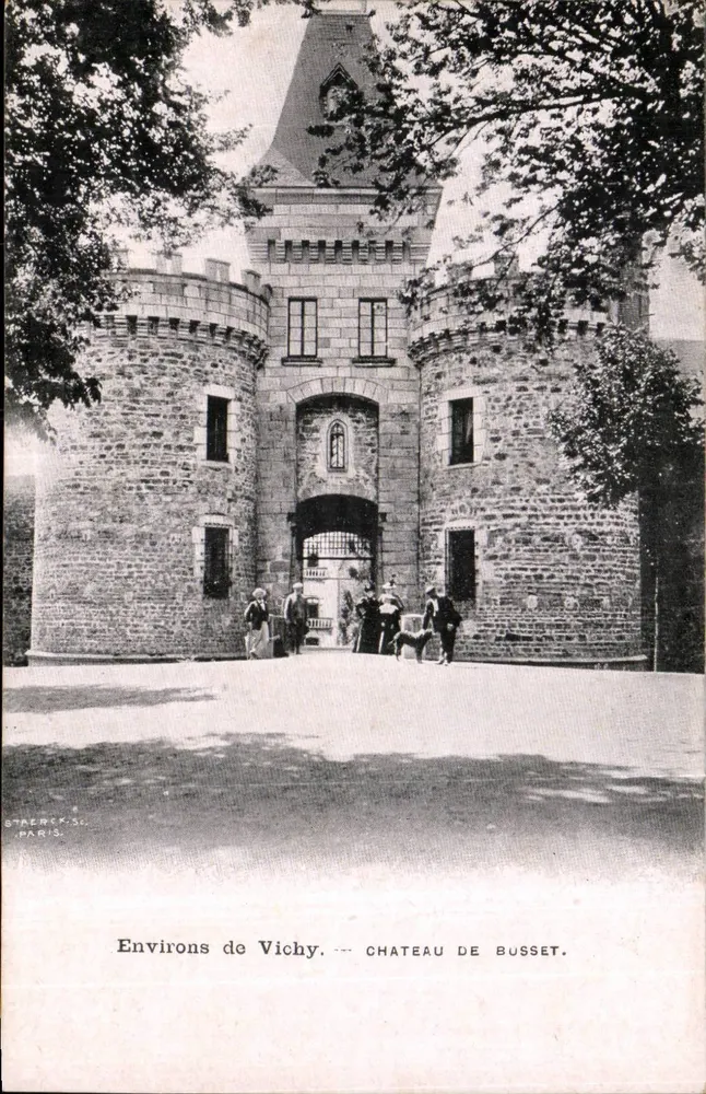 Ao redor de Vichy — Castelo de Busset — Stalercs, Paris - Frente