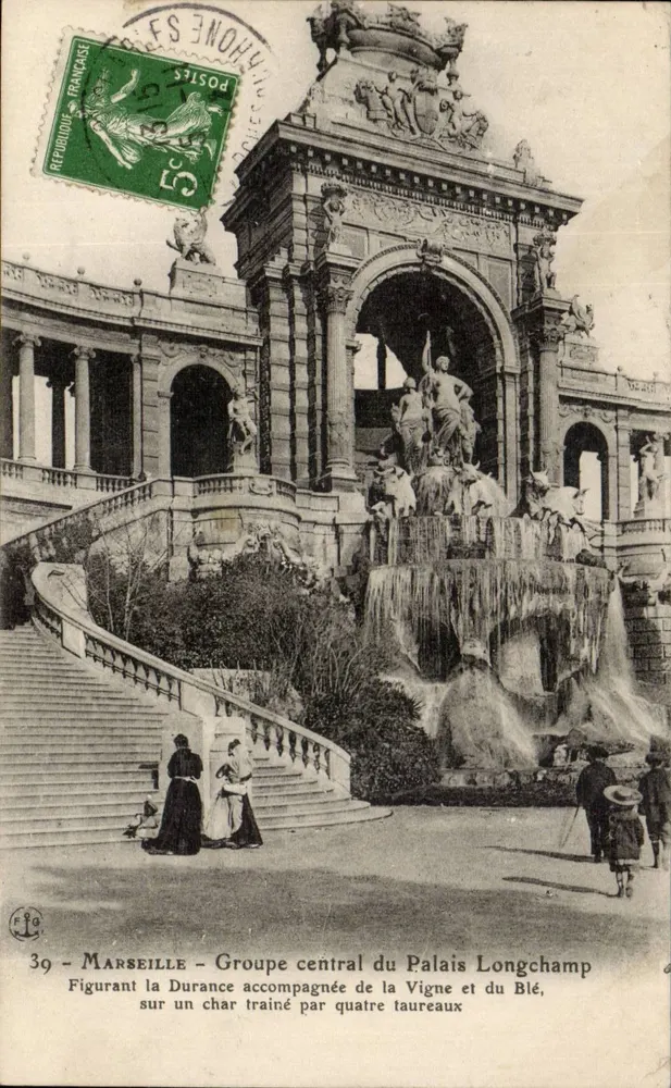 Marselha — Grupo central do Palácio Longchamp — Representando a Durance acompanhada da Vide e do Trigo, sobre um carro puxado por quatro touros - Frente
