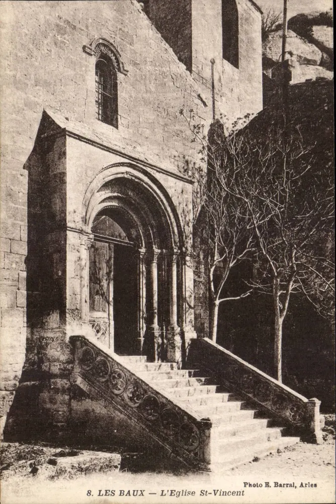Les Baux — A Igreja de São Vicente — Foto E. Barral, Arles - Frente
