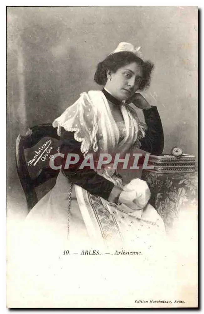 Arles — Mulher Arlésienne — Edição Marcheteau, Arles - Frente